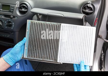 Austausch eines alten Auto Innenraumfilter Stockfoto