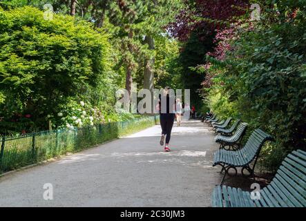 Parisier joggen im Parc Monceau - Paris, Frankreich Stockfoto