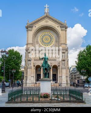 Statue von Jeanne d'Arc mit Kirche von Saint Augustin im Hintergrund - Paris Stockfoto