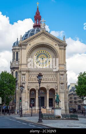 Kirche Saint Augustin und Reiterstatue von Jeanne d'Arc in Paris Stockfoto