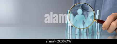 Halten Sie Lupe Und Papier Fest. Nahaufnahme Stockfoto