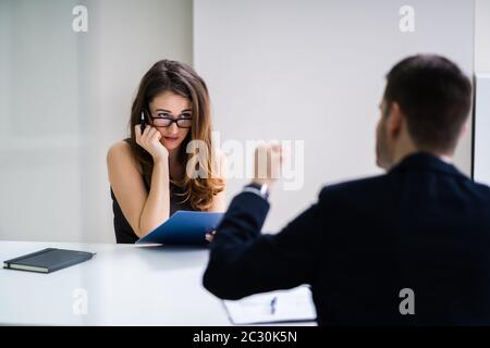 Boss mit Zwischenablage die Schuld auf die weibliche Mitarbeiter für schlechte Ergebnisse Stockfoto