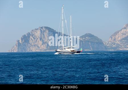 Die Insel Capri ist eine sehr malerische, üppige und außergewöhnliche Lage in Italien ist berühmt für seine hohe Felsen. Stockfoto