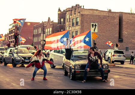 Chicago, USA-14. Juni 2020: Hunderte von Autos bilden im Humboldt Park eine Karawane, um den Stolz Puerto Ricas auszudrücken Stockfoto