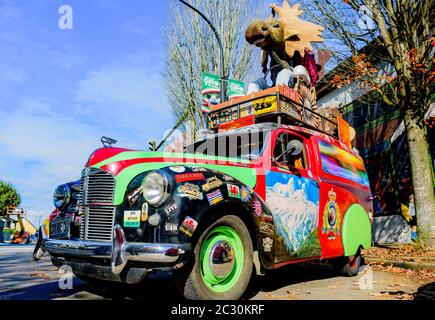 1951 Austin Kastenwagen Art Car von Burnaby, British Columbia erstellt, Bewohner Lyle Brown-John. Stockfoto