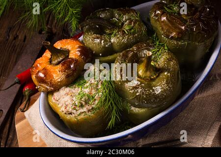 Gefüllte Paprika mit Bulgur, Zucchini und Schafskäse Stockfoto