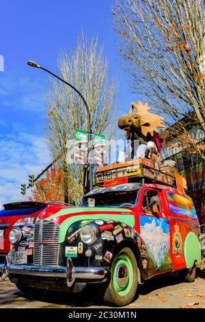 1951 Austin Panel van Art Car von Burnaby, BC, Einwohner Lyle Brown-John. Stockfoto