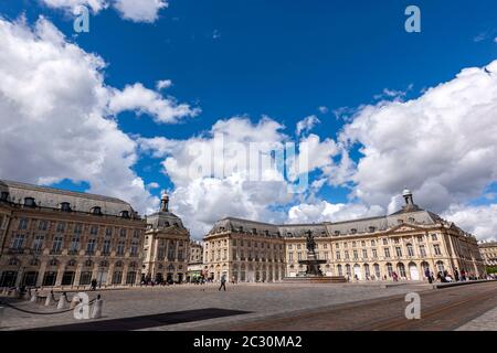 Place de la Bourse, Architekt war Ange-Jacques Gabriel, mit drei Grazien Brunnen, Bordeaux. Stockfoto