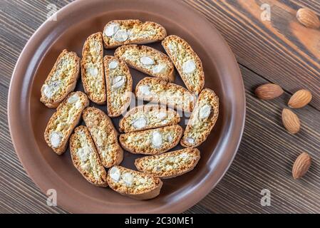 Cantuccini auf der Platte auf hölzernen Hintergrund Stockfoto