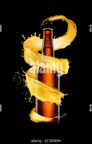 Glasflasche mit Spirale Bier spritzen. Stockfoto