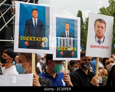 Kiew, Ukraine. Juni 2020. Anhänger des ehemaligen ukrainischen Präsidenten Petro Poroschenko halten Plakate mit dem Bild des ukrainischen Präsidenten Wolodymyr Zelenskiy während einer Kundgebung vor einer Gerichtsverhandlung vor dem Bezirksgericht Pechersk in Kiew, Ukraine, Am 18. Juni 2020 überreichte die Staatsanwaltschaft der Ukraine Poroschenko eine Verdachtsanzeige, in der er wegen einer "Strafanzeige" während seiner Präsidentschaft bezolgt wurde, wie die Medien früh berichteten. Kredit: Serg Glovny/ZUMA Wire/Alamy Live Nachrichten Stockfoto