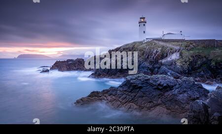 Die Dämmerung ertragst bis zum Morgengrauen, Sonnenaufgang im Fanad Head Lighthouse mit verschwommenem Wasser des Atlantiks. Wild Atlantic Way, Donegal, Irland Stockfoto