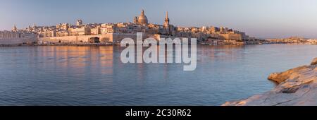 Panorama von Valletta mit Kirchen unserer Lieben Frau vom Berg Karmel und St. Paul's Anglikan Pro-Kathedrale bei Sonnenuntergang, wie aus Sliema, Valletta, Malta Stockfoto