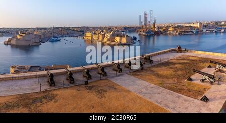 Saluting Battery in Fort Lascaris, wie sie von den Upper Barrakka Gardens aus gesehen werden, mit Grand Harbour, Senglea und Brigu im Hintergrund, Valletta, Malta. Stockfoto