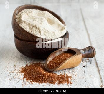 Teff Mehl in eine Schüssel geben und mit einem Löffel teff grain Nahaufnahme Stockfoto