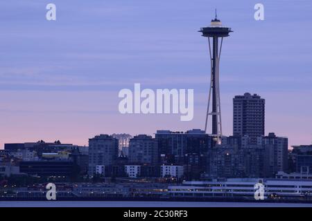 Space Needle Gegen Skyline Während Wolkiger Sonnenaufgang Stockfoto