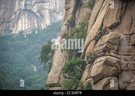 Nahaufnahme der felsigen Abhang der inspirierenden, Heiligen und majestätischen Huashan Berg, die berühmten Sehenswürdigkeiten der Provinz Shaanxi, China Stockfoto