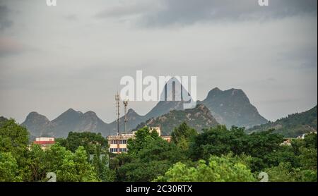 Gebäude der Stadt Guilin mit karst Bergen im Hintergrund, Guangxi Provinz, China Stockfoto