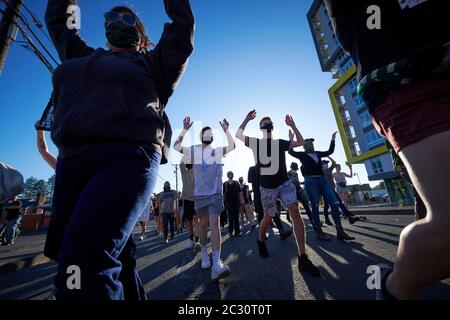 Die Protestierenden singen "Hände hoch, schießt nicht" und marschieren mit erhobenen Händen während eines Protestes von Black Lives Matter am 3. Juni 2020 in Eugene, Oregon. Stockfoto