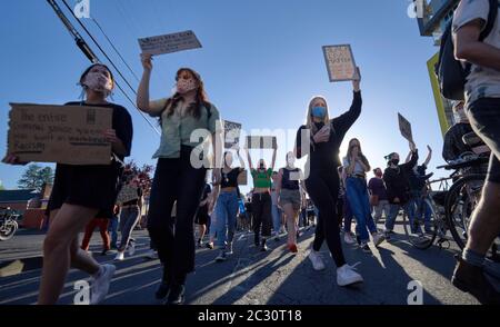 Demonstranten marschieren während eines Protestes am 3. Juni 2020 in Eugene, Oregon, gegen Black Lives Matter. Stockfoto