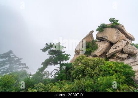 Stapel von massiven Felsen auf dem Gipfel des Berges Landschaft aus dem Westen Peak auf Hua Shan Berg, Xian, Provinz Shaanxi, China gesehen Stockfoto