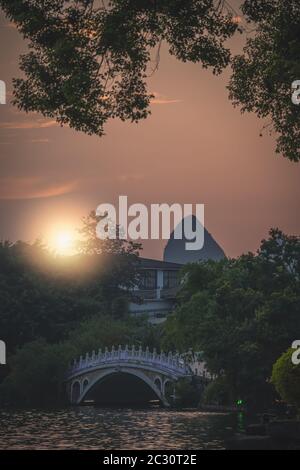 Schönen Sonnenuntergang über der Brücke auf Shan See, Guilin, Guangxi Provinz, China Stockfoto
