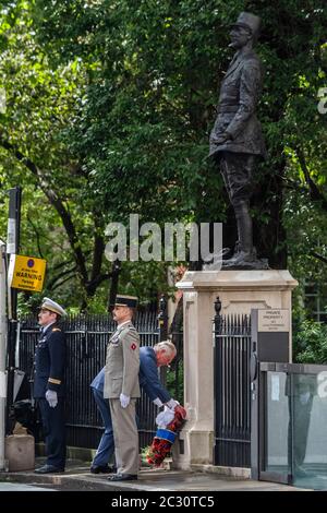 London, Großbritannien. Juni 2020. Er und Prinz Charles legen Kränze an der Statue von De Gaulle - Präsident Emmanuel Macron besucht London zum 80. Jahrestag der Sendung von General Charles De Gaulle aus dem 2. Weltkrieg. Er gibt London die Legion D'Honeur und trifft den Prinzen von Wales und Boris Johnson. Kredit: Guy Bell/Alamy Live Nachrichten Stockfoto