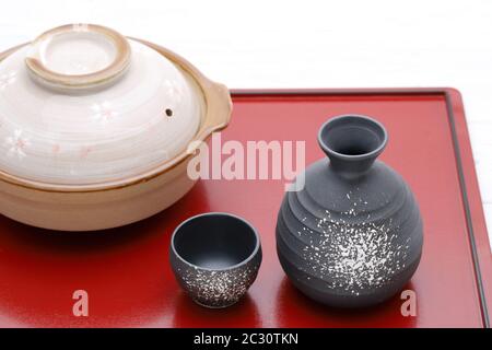 Traditionelle japanische Sake Cup und Flasche auf Fach Stockfoto