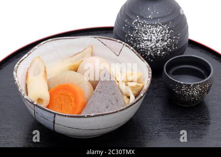 Japanisches Essen, Oden in eine keramische Schüssel auf Holz- fach Stockfoto