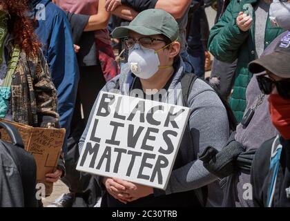 Viele tragen Zeichen, Menschen nehmen an einem 7. Juni 2020, Black Lives Matter Protest in Eugene, Oregon. Stockfoto