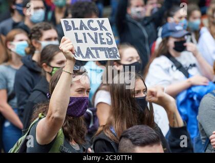 Viele tragen Zeichen, Menschen nehmen an einem 7. Juni 2020, Black Lives Matter Protest in Eugene, Oregon. Stockfoto