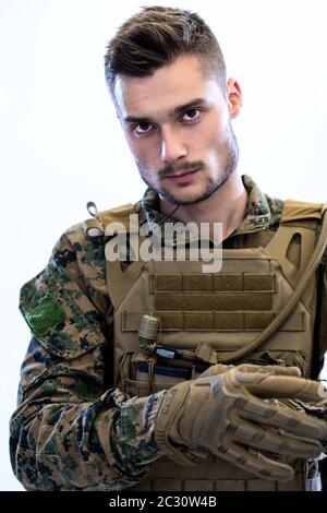 Nahaufnahme der Hände des Soldaten, die Schutzhandschuhe tragen Stockfoto