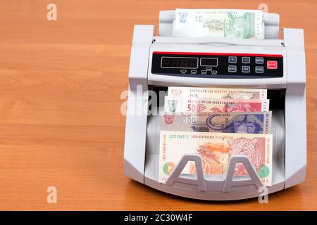 Altes südafrikanisches Geld - Rand in einer Zählmaschine Stockfoto