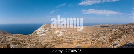 Panoramablick auf das Dorf Chora in Folegandros Insel, Kykladen - Griechenland Stockfoto