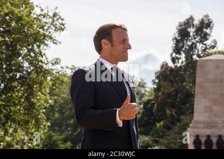 Der französische Präsident Emmanuel Macron beobachtet bei seinem Besuch in Großbritannien einen Flipst der Roten Pfeile und ihres französischen Gegenstück La Patrouille de France von der Horse Guards Parade in London. Stockfoto