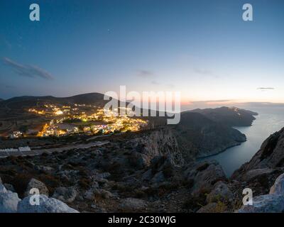 Panoramablick auf das Dorf Chora mit Lichtern auf Folegandros Insel, Kykladen - Griechenland Stockfoto