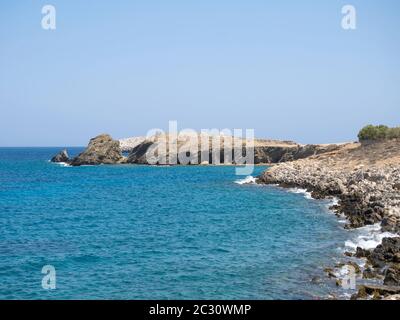 Felsenstrand und blaues Meer in Folegandros Insel Kykladen, Griechenland Stockfoto