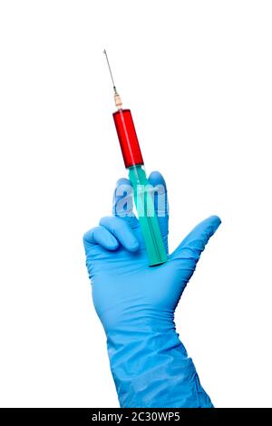 Nahaufnahme einer mit Blut gefüllten Spritze in der Hand des Arztes, die auf Weiß isoliert ist Stockfoto