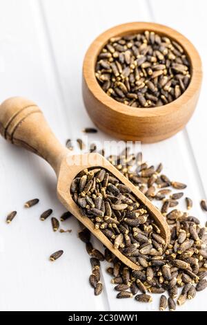 Milchdistel in Holzschaufel. Stockfoto