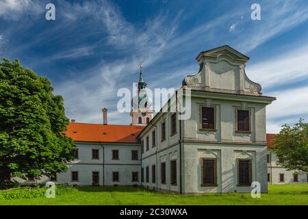 Brevnov, Prag / Tschechien - Juni 11 2020: Blick auf das erste männliche Kloster in Böhmen, das an einem sonnigen Sommertag in einem Park mit grünen Bäumen steht. Stockfoto