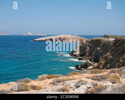 Felsenstrand und blaues Meer in Folegandros Insel Kykladen, Griechenland Stockfoto