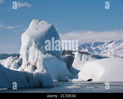 Ein großer Eisberg treibt in der isländischen Gletscherlagune Stockfoto