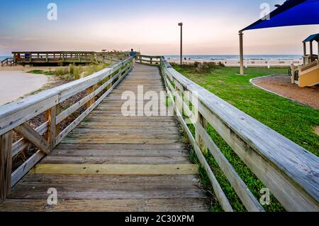 Ein Holzsteg führt zum St. Johns County Ocean Pier, 14. April 2015, in St. Augustine, Florida. Stockfoto