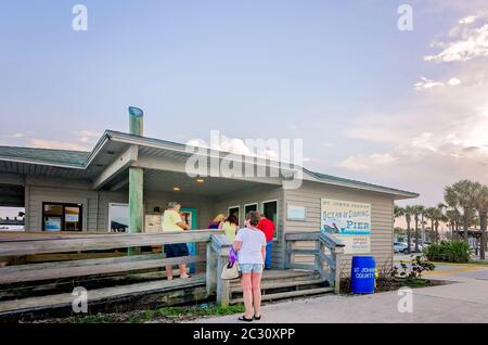 Die Menschen versammeln sich am St. Johns County Ocean Pier, 14. April 2015, in St. Augustine, Florida. Stockfoto