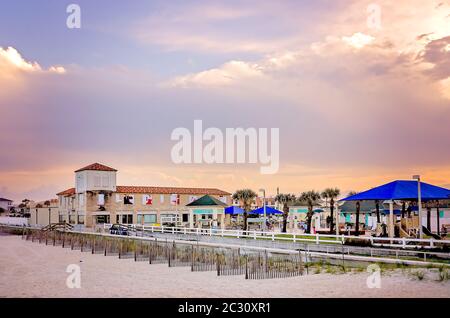 Die Sonne untergeht auf der Ufermauer und Strandfechten auf St. Augustine Beach in St. Johns County Ocean Pier, 14. April 2015, in St. Augustine, Florida. Stockfoto