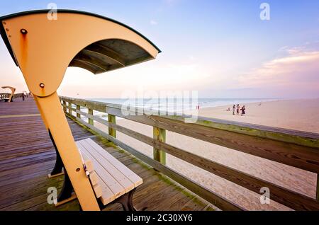 Überdachte Bänke Linie St. Johns County Ocean Pier, 14. April 2015, in St. Augustine, Florida. Stockfoto