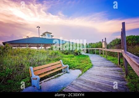 Ein Holzsteg führt zu einem Pavillon am St. Johns County Ocean Pier, 14. April 2015, in St. Augustine, Florida. Stockfoto