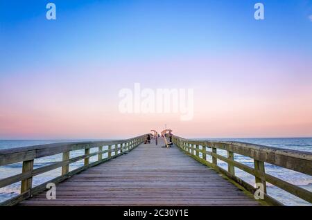 Die Menschen versammeln sich am St. Johns County Ocean Pier, 14. April 2015, in St. Augustine, Florida. Stockfoto