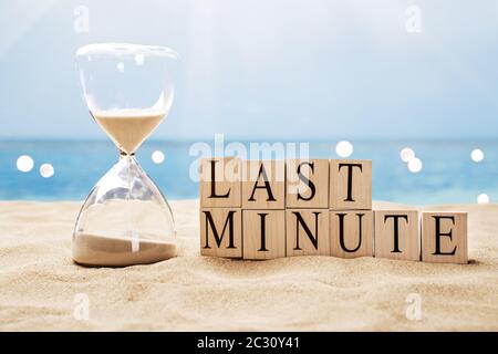 Last Minute Hourglass In Sand Am Tropical Beach Stockfoto