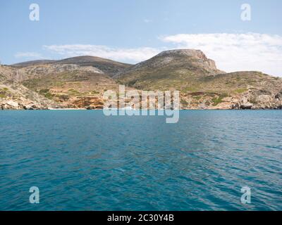 Felsenstrand und blaues Meer in Folegandros Insel Kykladen, Griechenland Stockfoto